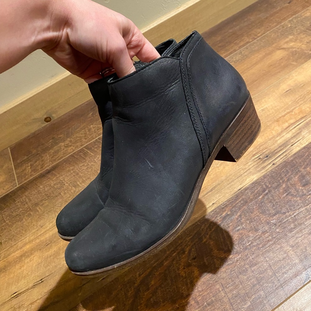 Lucky Brand Ankle Boots with Zipper 
Leather upper; manmade lining and sole
GUC